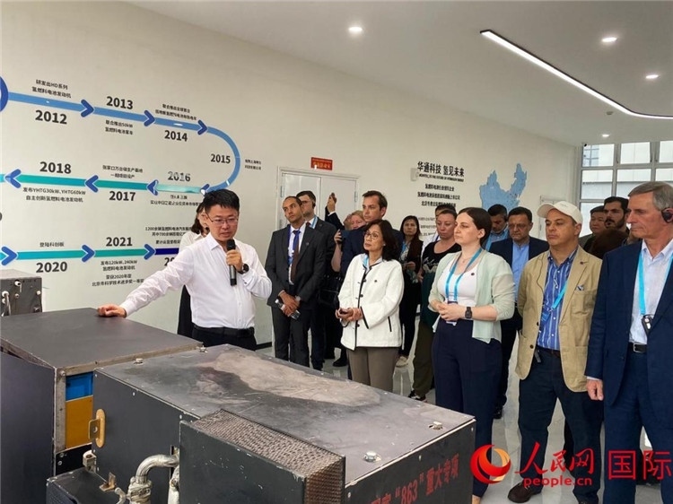 于民向駐華外交官和國(guó)際組織駐華代表介紹企業(yè)發(fā)展情況。人民網(wǎng) 宋歌攝