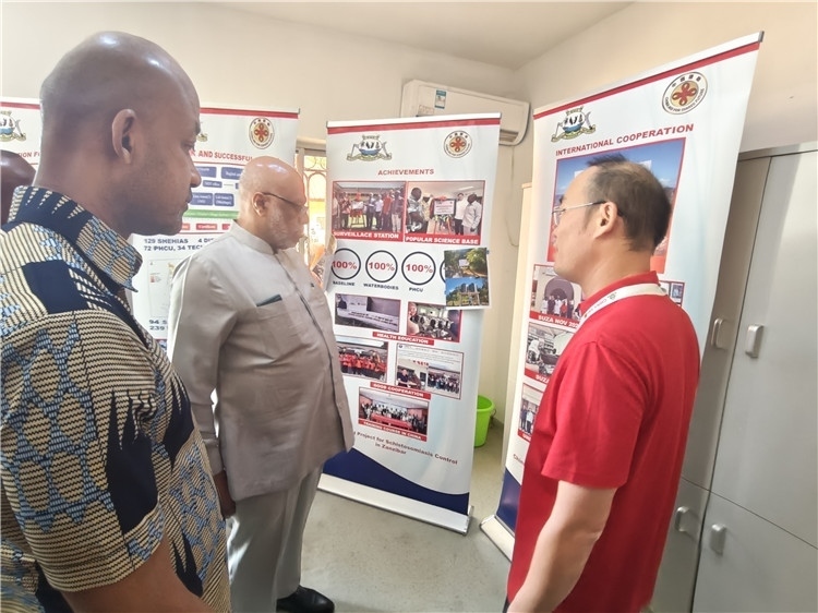 中方專家組組長黃玉政介紹項(xiàng)目進(jìn)展。專家組供圖