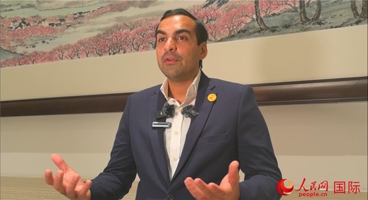 毛里求斯民議會議長阿德里安·夏爾·杜瓦爾接受媒體采訪。人民網(wǎng) 鐘文興攝