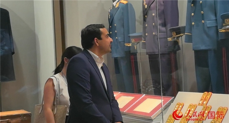 毛里求斯民議會議長阿德里安·夏爾·杜瓦爾參觀中國共產(chǎn)黨歷史展覽館。人民網(wǎng) 鐘文興攝