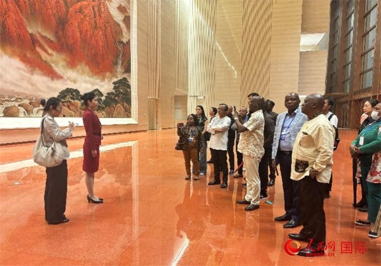 代表團(tuán)在入口處聽(tīng)取講解。人民網(wǎng) 曹欣悅攝