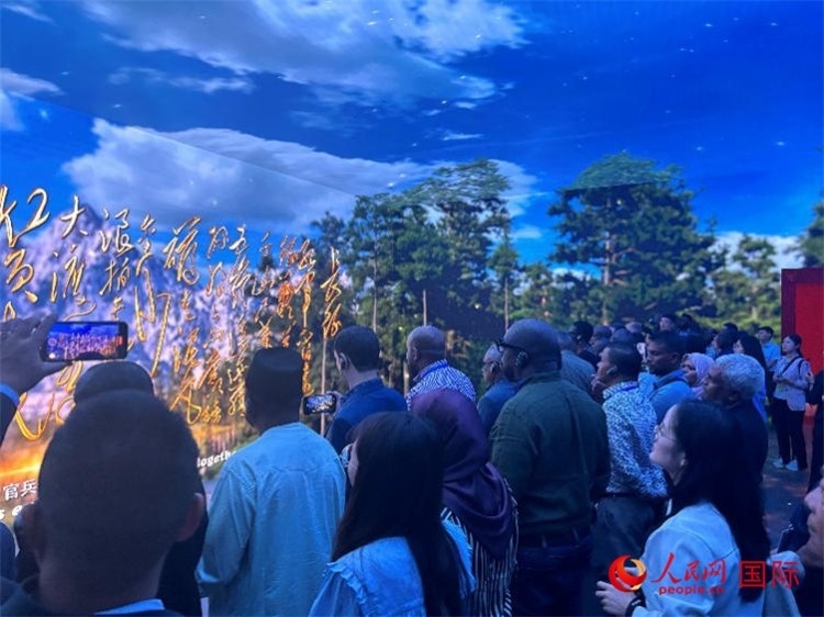 代表團(tuán)在全景影院中感受長(zhǎng)征場(chǎng)景。人民網(wǎng) 曹欣悅攝