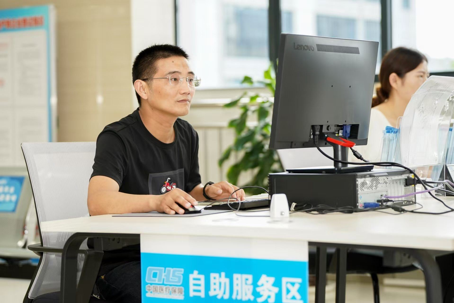 安徽省池州市市民在市政務服務大廳辦理業(yè)務。人民網記者 王銳攝