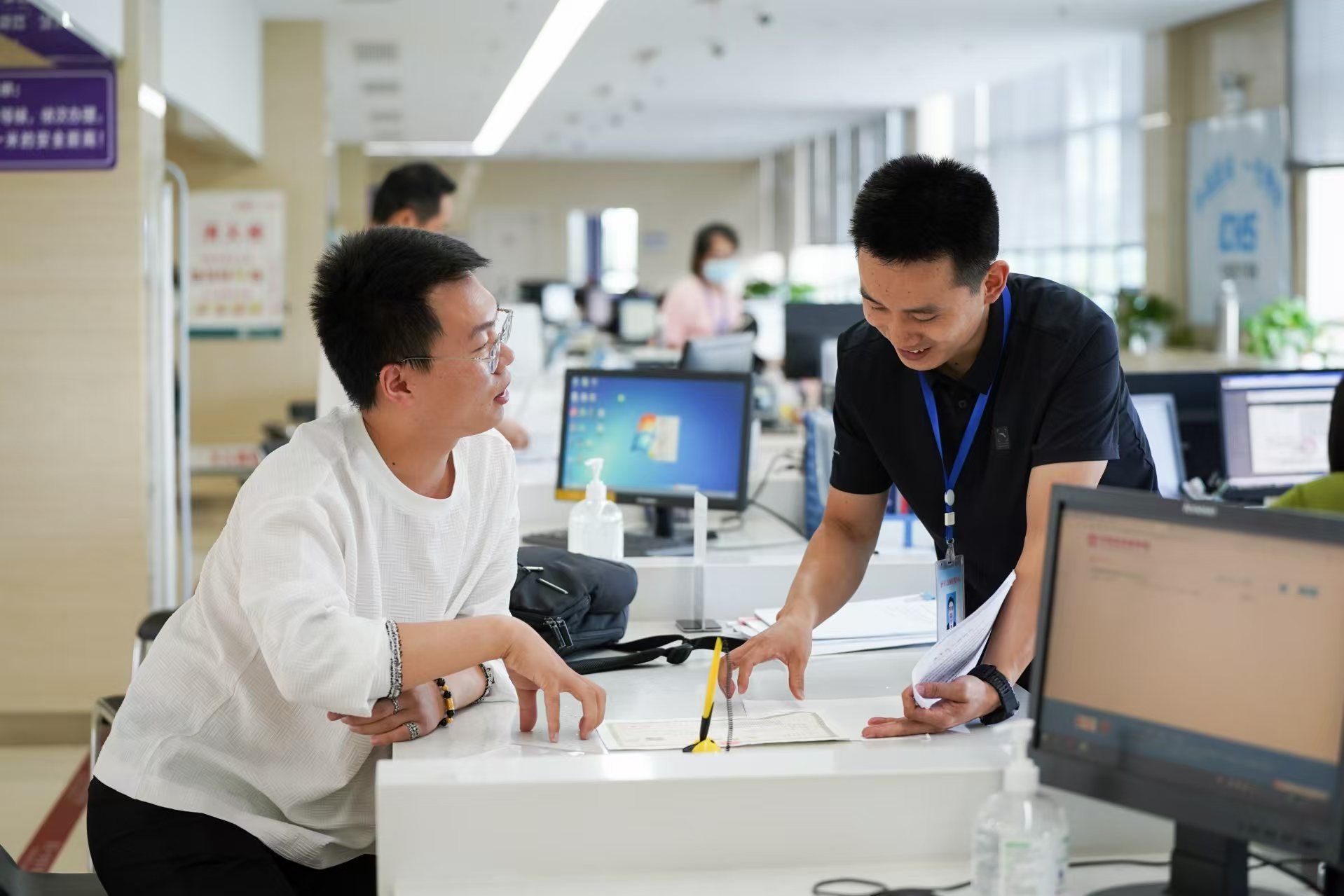 安徽省池州市市民在市政務服務大廳辦理業(yè)務。人民網記者 王銳攝