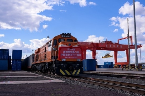 2023年9月20日，一列中歐班列行駛在內(nèi)蒙古滿洲里站貨運車間集裝箱場。作為我國向北開放的“橋頭堡”、中歐班列“東通道”的重要口岸，滿洲里鐵路口岸不斷加大中歐班列通道能力建設(shè)，進一步提升運輸效率和品質(zhì)