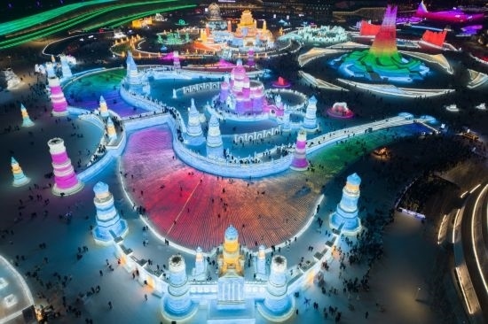 2024年1月1日，來自世界各地的游客在哈爾濱冰雪大世界園區(qū)內(nèi)游玩（無人機照片）。