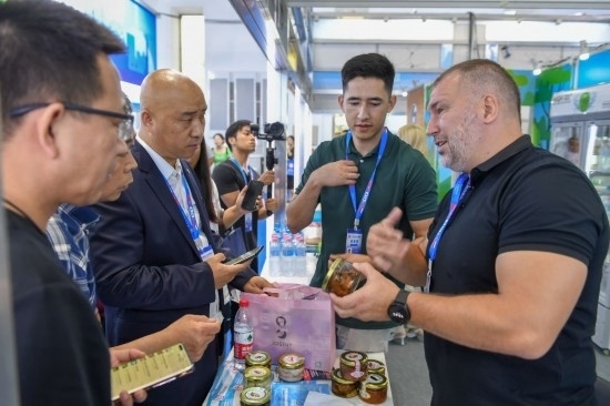 2023年8月23日，在第十四屆中國—東北亞博覽會東北亞商品館，俄羅斯參展商向參觀者介紹商品。
