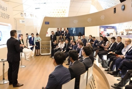 2024年6月26日，嘉賓在第十五屆夏季達沃斯論壇主會場——遼寧大連國際會議中心參與互動討論。