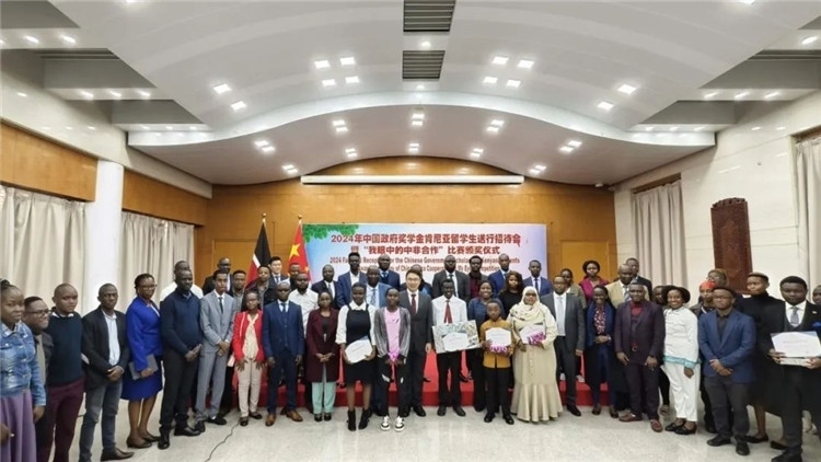 與會(huì)嘉賓和留學(xué)生們合影留念。中國駐肯尼亞大使館供圖