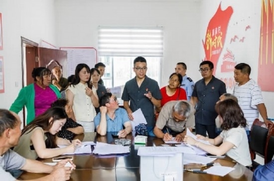 圖為2024年8月6日，重慶市奉節(jié)縣人民法院興隆人民法庭庭長費(fèi)明軍（中）在做調(diào)解工作。蹇懿 攝