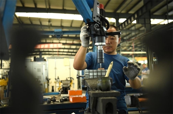 2024年7月30日，在長(zhǎng)春吉林通用機(jī)械（集團(tuán)）有限責(zé)任公司模具裝配生產(chǎn)線，鉗工在進(jìn)行攻絲操作。近年來(lái)，吉林通用機(jī)械（集團(tuán)）有限責(zé)任公司通過(guò)數(shù)字化改造、智能化升級(jí)提高生產(chǎn)效率，提升產(chǎn)業(yè)競(jìng)爭(zhēng)力，已成為全球鋁加工汽車輕量化零部件知名供應(yīng)商，為奧迪、大眾、寶馬、奔馳、保時(shí)捷等多家品牌主機(jī)廠供應(yīng)零件。新華社記者柳文惠攝