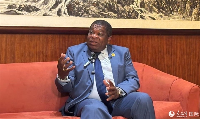 各國議會聯(lián)盟秘書長馬丁·純貢接受采訪。人民網(wǎng) 曹欣悅攝