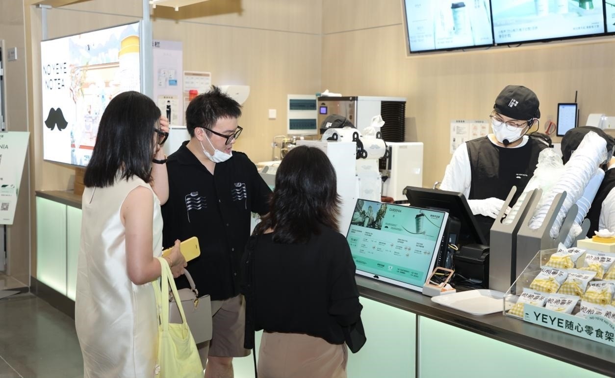 “爺爺不泡茶”奶茶品牌店。人民網 王戰(zhàn)雄攝