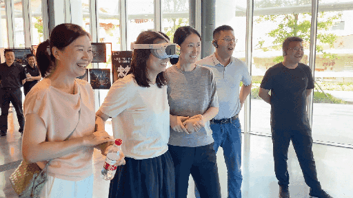 研學團成員正在用VR眼鏡體驗。人民網 王戰(zhàn)雄攝