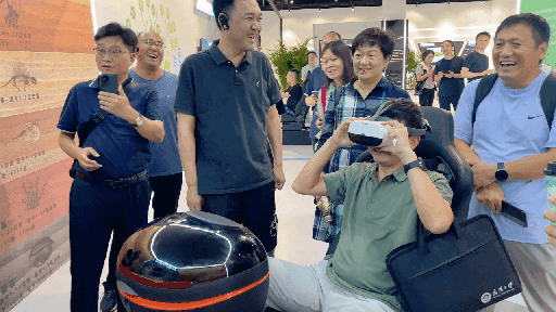 研學團成員正在用VR眼鏡體驗。人民網 王戰(zhàn)雄攝