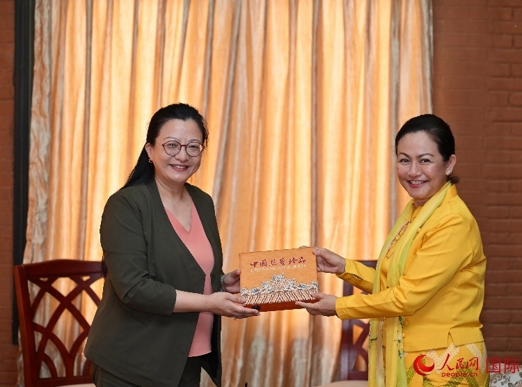 馬珈大使向岱岱楷部長贈送中國特色紀念品。人民網(wǎng)記者 謝佳君攝