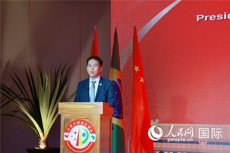 巴西中國(guó)浙江商會(huì)執(zhí)行會(huì)長(zhǎng)陳翔廣宣讀賀電。人民網(wǎng)記者 陳海琪攝