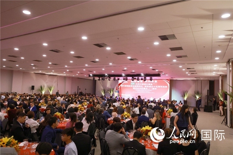 當(dāng)?shù)貢r(shí)間8月24日晚，巴西中國(guó)浙江商會(huì)第六屆理監(jiān)事會(huì)就職典禮在里約熱內(nèi)盧舉行。圖為就職典禮現(xiàn)場(chǎng)。人民網(wǎng)記者 陳海琪攝