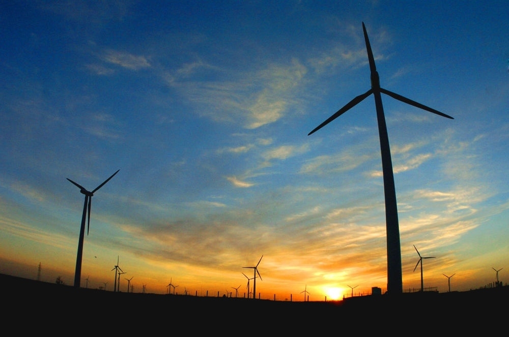 2005年，吉林省白城市通榆縣境內(nèi)幾十部風(fēng)力發(fā)電機(jī)組在工作。新華社發(fā)