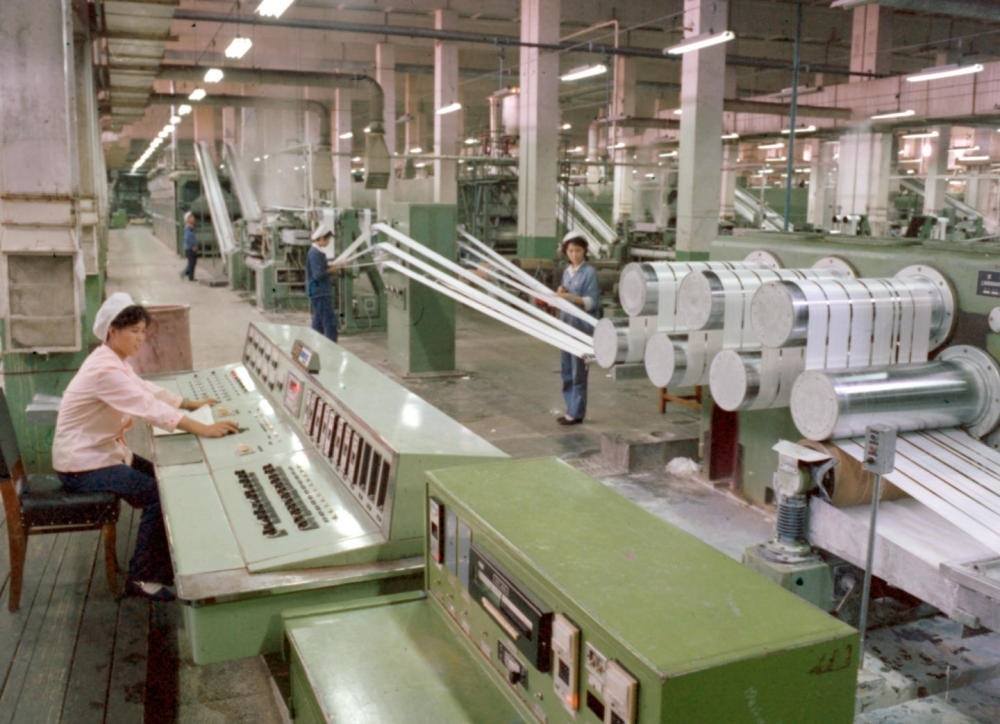 1981年，東北遼陽石油化學(xué)纖維廠抽絲車間一角。新華社發(fā)