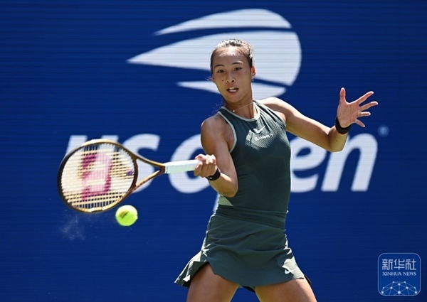 鄭欽文在比賽中回球。新華社記者 李睿 攝