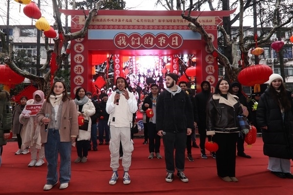 “熊貓叨叨”團(tuán)隊(duì)參加上海四平社區(qū)“元宵行街會(huì)”。