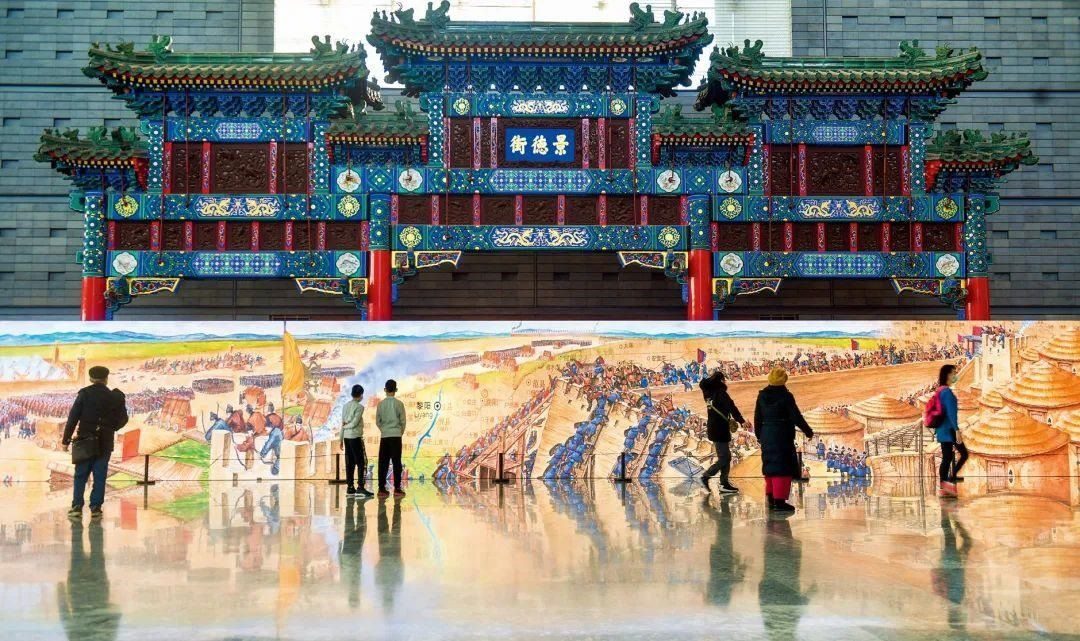 △2022年1月，觀眾在首都博物館參觀“穿越時空的大運河”數(shù)字影像展。