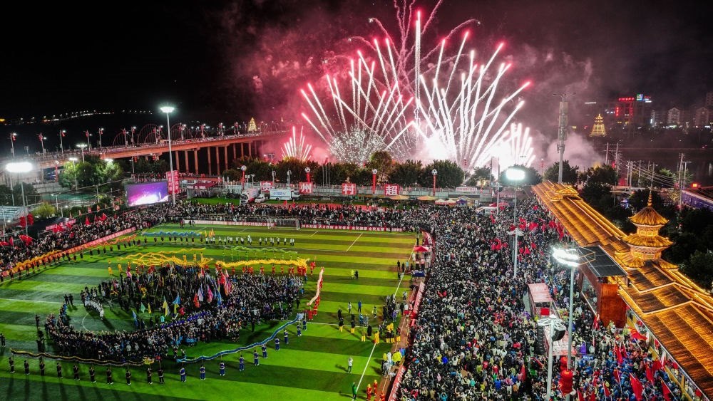 2024全國(guó)“村晚”示范展示活動(dòng)暨貴州“村超村晚”舉行音樂(lè)煙花秀表演（無(wú)人機(jī)照片，2024年2月3日攝）。新華社記者 劉續(xù) 攝