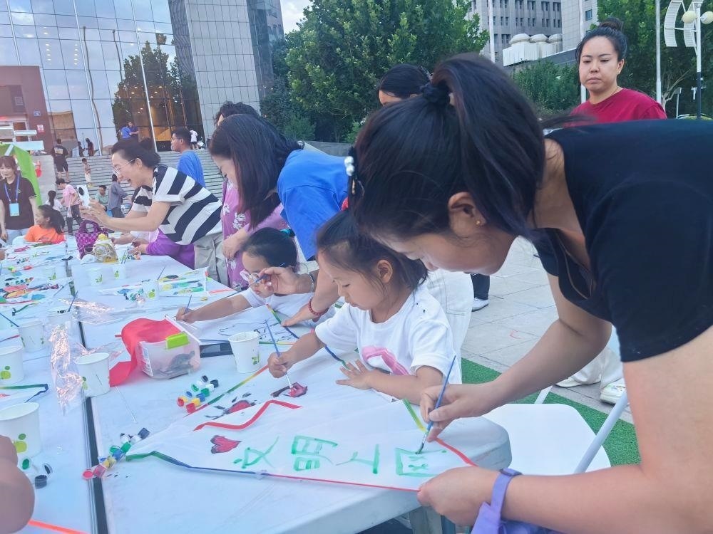 △家長與孩子一起參與“文明上網(wǎng)”系列主題活動。