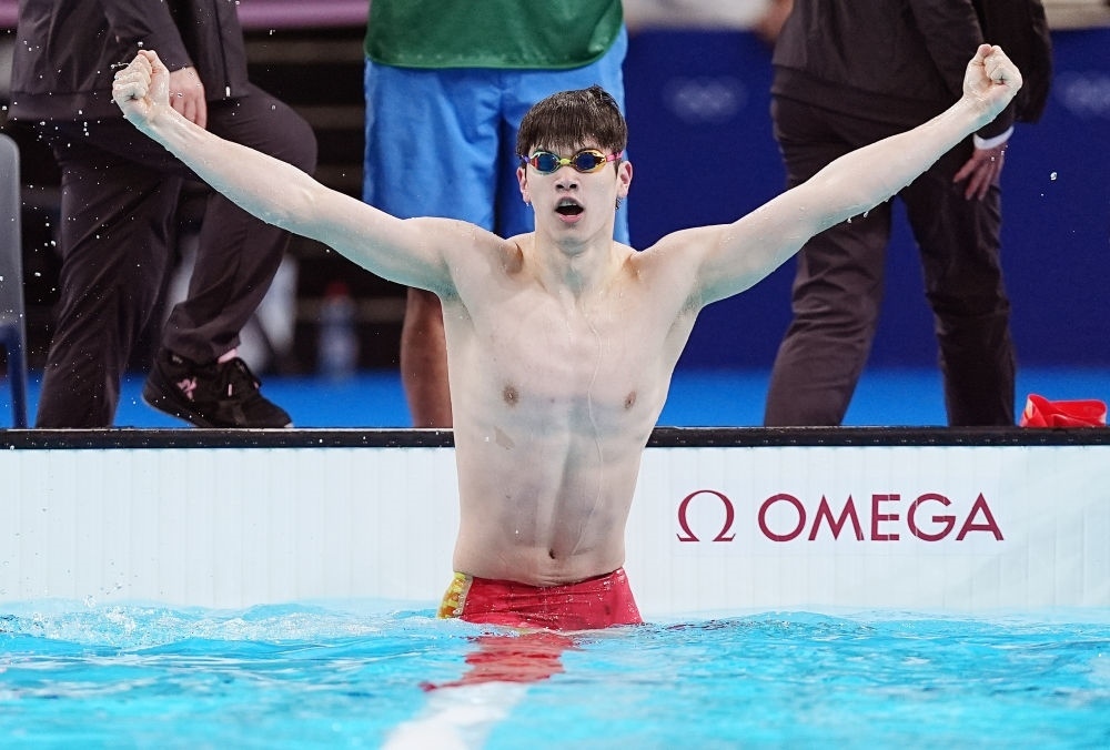 中國(guó)選手潘展樂(lè)在巴黎奧運(yùn)會(huì)游泳男子100米自由泳決賽后慶祝奪冠及打破世界紀(jì)錄（2024年7月31日攝）。新華社記者 杜宇 攝