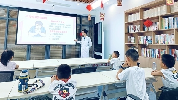 西安交通大學“筑夢醫(yī)心·護佑三農(nóng)”實踐團開展健康科普。校方供圖