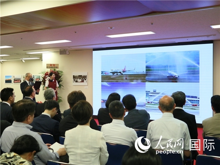 世界華人攝影聯(lián)盟副主席馮學(xué)敏現(xiàn)場點評。人民網(wǎng) 許可攝