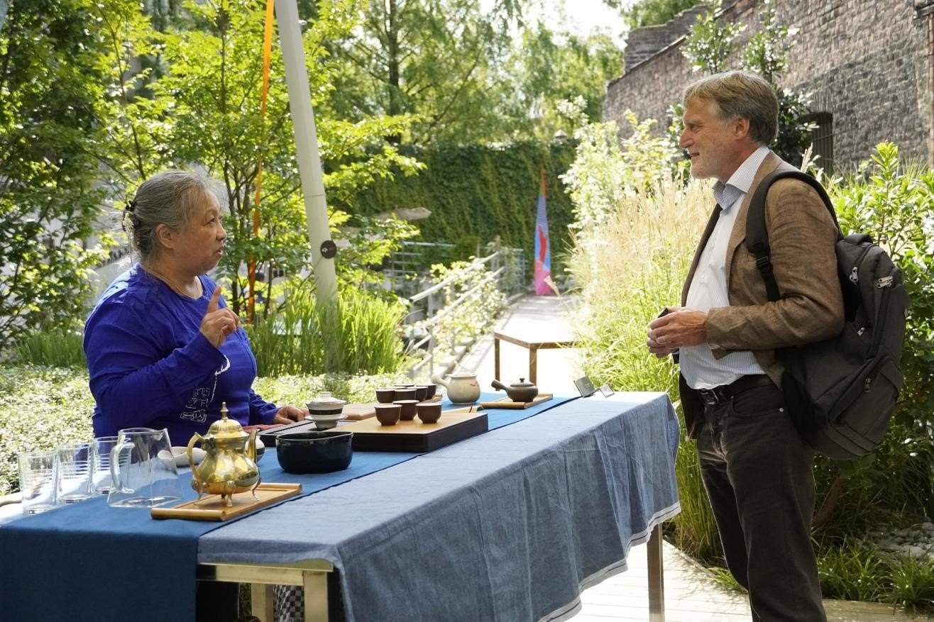 在博物館的戶(hù)外花園來(lái)賓品味中國(guó)茶藝。比利時(shí)維他命文化傳媒供圖