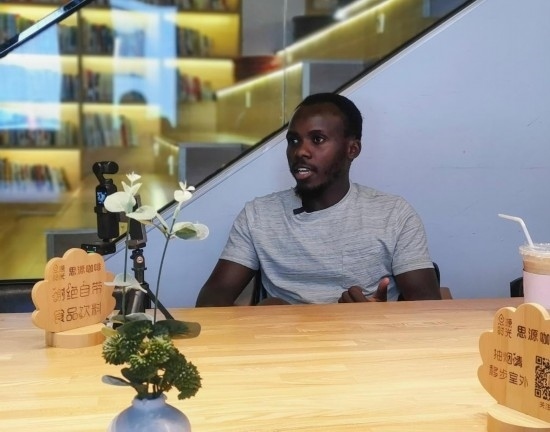 來自肯尼亞的北京交通大學(xué)留學(xué)生卡里烏在北京接受采訪（8月10日攝）。新華社記者 王小鵬 攝