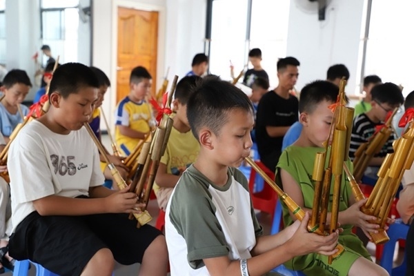 孩子們在學(xué)吹蘆笙。融水縣文化館供圖