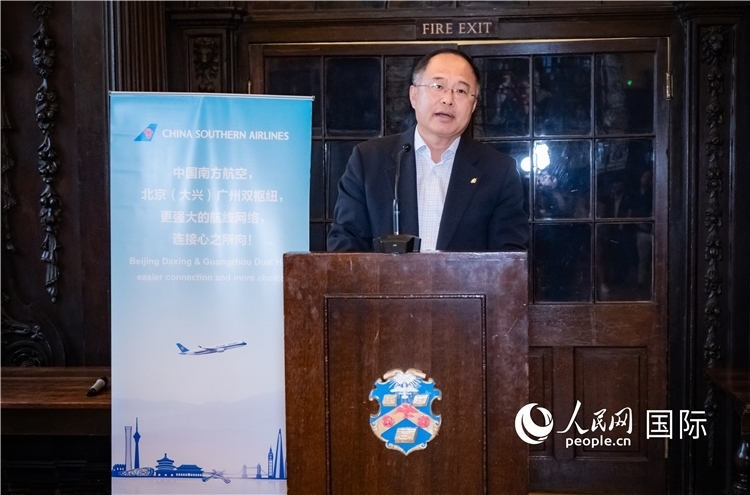 圖為中國(guó)駐倫敦旅游辦事處主任張力致辭。人民網(wǎng) 郭錦標(biāo)攝