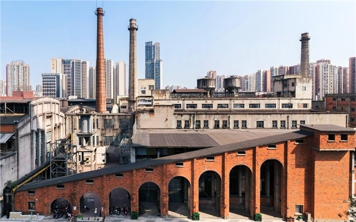 在原成都國營紅光電子管廠舊址上改建而成的東郊記憶園區(qū)南大門。大門既保留了老工業(yè)區(qū)的風(fēng)貌，又融入了現(xiàn)代審美和創(chuàng)意，成為了園區(qū)一大亮點(diǎn)。資料圖片