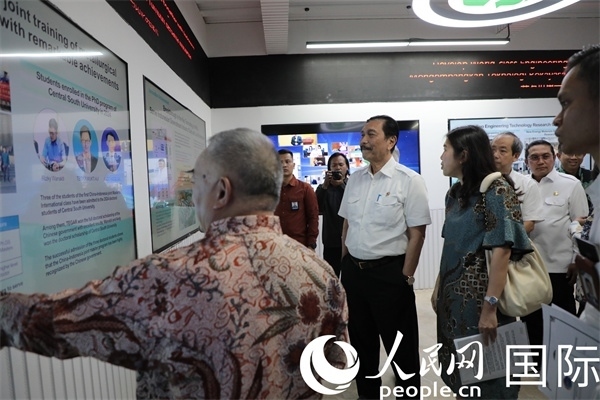 印尼對華合作牽頭人、統(tǒng)籌部長盧胡特（中）參觀中國—印尼新能源材料與冶金工程技術(shù)聯(lián)合研究實(shí)驗(yàn)室。人民網(wǎng)記者曹師韻攝
