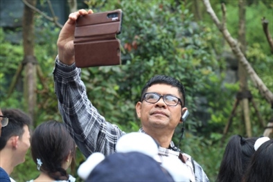 媒體考察團(tuán)成員在熊貓谷拍照“打卡”。（李佩藺 攝）