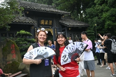 媒體考察團(tuán)成員在都江堰清溪園合影留念。（陳斌 攝）