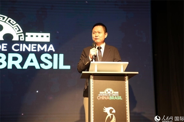 當(dāng)?shù)貢r間8月26日晚，中國駐里約總領(lǐng)館副總領(lǐng)事王尉育在第三屆中國－巴西電影展開幕式上致辭。 人民網(wǎng)記者 陳一鳴攝