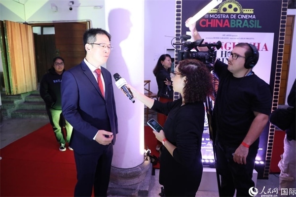 第三屆中國－巴西電影展主辦方巴西康橋博智文化傳媒公司總經(jīng)理陳翔廣在接受媒體采訪時表示，希望通過中巴電影展這個平臺促進(jìn)兩國文化交流，把更多的中國影視作品引進(jìn)巴西。人民網(wǎng)記者 陳一鳴攝
