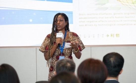 8月29日，在第二屆清華國(guó)際青年對(duì)話論壇活動(dòng)上，來自烏干達(dá)的媒體人詹尼弗·阿西姆韋分享中國(guó)之旅的感悟。新華社發(fā)（畢尚宏攝）