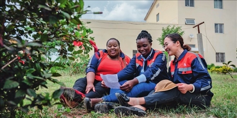 在肯尼亞內(nèi)羅畢，非洲之星鐵路運(yùn)營(yíng)公司工電部電子設(shè)備檢修工區(qū)工長(zhǎng)陳玲（右）在休息時(shí)教學(xué)員唱中文歌曲（2023 年 5 月 23 日攝） 王冠森攝 / 本刊