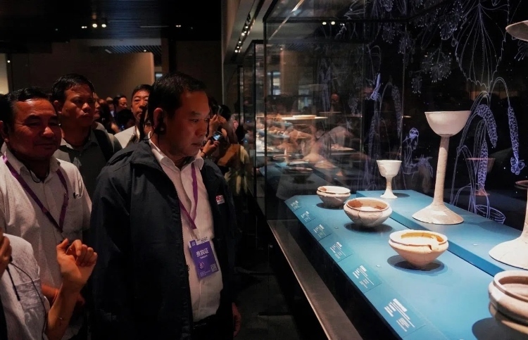 8月31日，亞洲媒體考察團參訪三星堆博物館。左一為老撾博利坎賽省新聞文化旅游廳廳長頌通·威本康。《人民日報海外版》記者喬宇攝