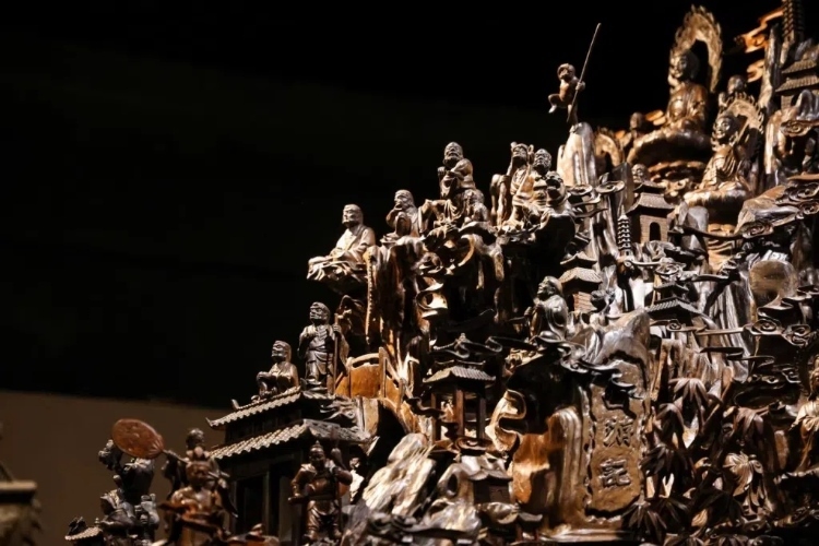 烏木博物館中展出的烏木雕刻藝術(shù)品《西游記》（局部）。本報(bào)記者 伊霄攝