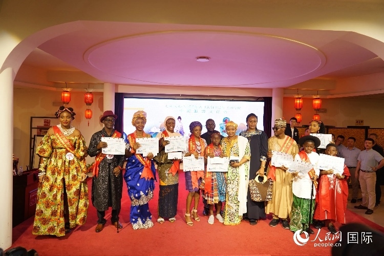 中尼服飾文化秀尼日利亞十佳模特獎。人民網記者 姜宣攝