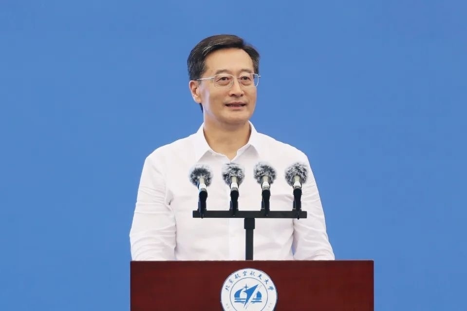 中國工程院院士、北京航空航天大學(xué)校長王云鵬在2024級新生開學(xué)典禮上講話。校方供圖