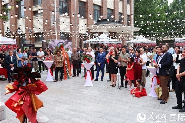 特立尼達(dá)和多巴哥駐華使館在其館內(nèi)慶祝特多獨(dú)立62周年。人民網(wǎng)記者 趙益普攝