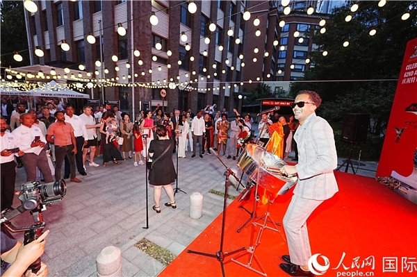 來(lái)自特多的藝術(shù)家在慶祝儀式上表演特多鋼鼓。人民網(wǎng)記者 趙益普攝